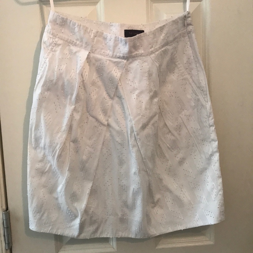 The limited white skirt